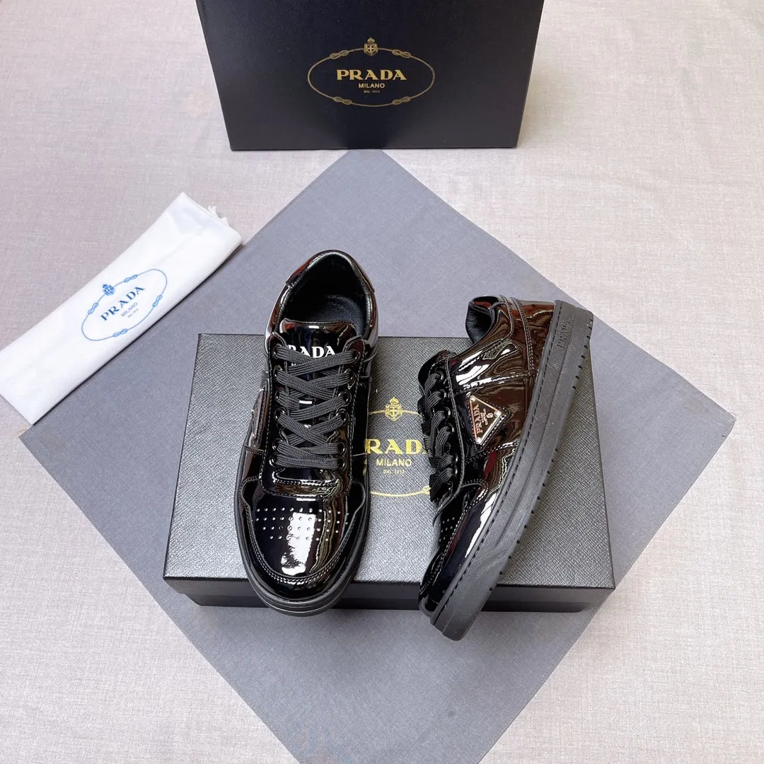 P380 Prada Prada's new men's leather sneakers, the highest version on the market, any comparison is welcome🆚! The original leather has excellent texture and is super high-end! Fetal sheep net lining imported from Italy, removable pad! Luxurious materials and fine workmanship, highly recommended! Code number 38-45 No. 058
